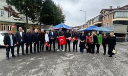 AK Parti Serdivan teşkilatı esnaf ve vatandaşa Türk bayrağı dağıttı