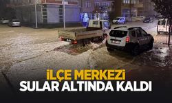 İlçe merkezi sular altında kaldı