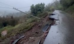 Sağanak Karasu'yu fena vurdu: Akkum yolu çöktü
