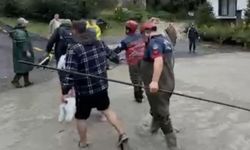 Selde mahsur kalan vatandaş ve hayvanlar jandarma tarafından kurtarıldı
