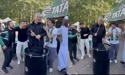 Başkan Çelik gençlerle aynı ritimde: Davula vurdu, marşa eşlik etti