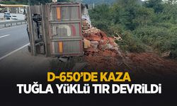 D-650'de tuğla yüklü tır devrildi
