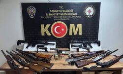 Sakarya'da iki ilçede operasyon: 6 şüpheli yakalandı, çok sayıda silah ve kaçak ürün ele geçirildi