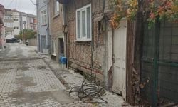 Kamyon kabloları kopardı, vatandaş elektriksiz kaldı