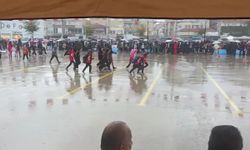 Karasu’daki 29 Ekim törenlerinde yağmur sürprizi