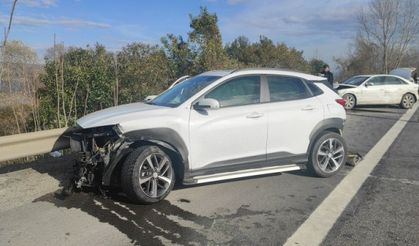 TEM’de lüks otomobil ve SUV tarzı araç çarpıştı: 3 yaralı