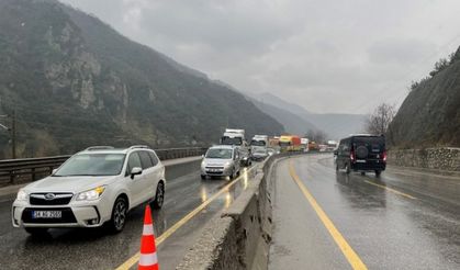 Tır refüje çarptı: D-650 karayolunda trafik durma noktasına geldi