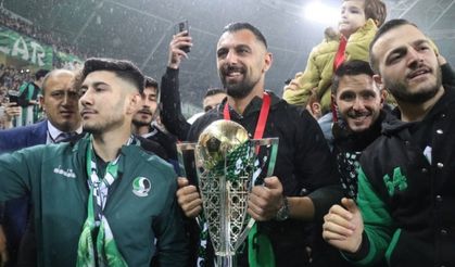 Sakaryaspor’da çifte bayram; şampiyonluk kupası kalktı 10 binler sahaya indi