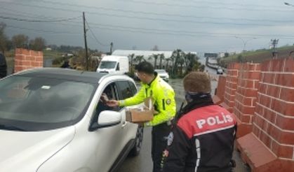 Sakarya'da polis kandil simidi dağıttı