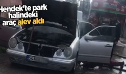 Hendek'te park halindeki araç alev aldı