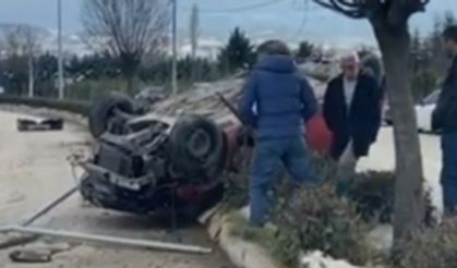 Otomobil aydınlatma direğine çarpıp takla attı: 2 yaralı 