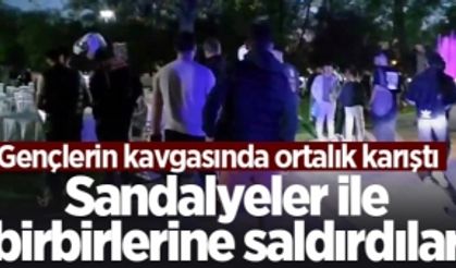 Gençlerin kavgasında ortalık karıştı: Sandalyeler ile birbirlerine saldırdılar