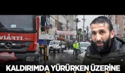 Kaldırımda yürürken üzerine kar kütlesi düştü