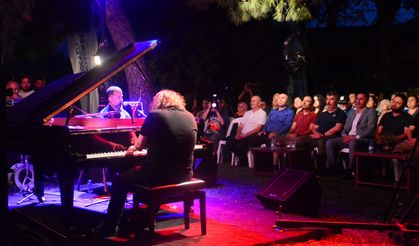 Tarihi konağın bahçesinde piyano konseri
