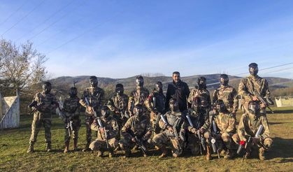 Paintball etkinliğiyle dersi eğlenceli hale getirdiler