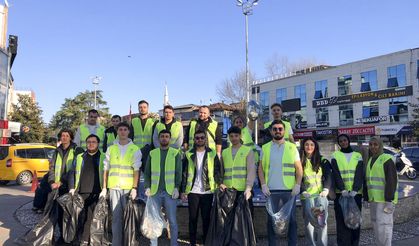 Farkındalık için cadde temizlediler ve kitap okudular