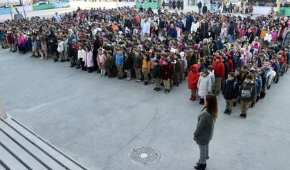 Sakarya'daki okullarda 6 Şubat depremlerinde hayatını kaybedenler için saygı duruşunda bulunuldu