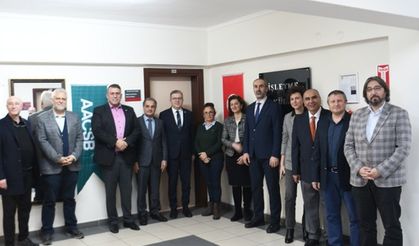 AACSB sürecine katkı sunanlara plaket