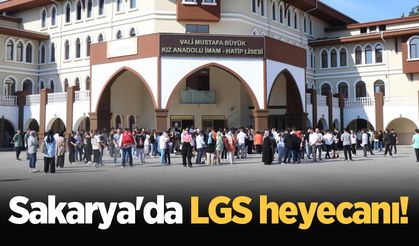 Sakarya'da LGS heyecanı! Öğrenciler sıralarda, veliler ise okulun çevresinde ter döktü