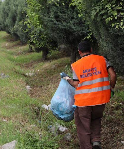 Arifiye Belediyesinden bayram öncesi Gölbaşı yolunda mıntıka temizliği