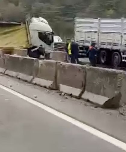 Geyve-Pamukova yolunu kilitleyen kaza
