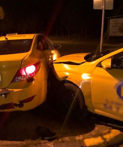 Karaman'da 2 ticari taksi kaza yaptı