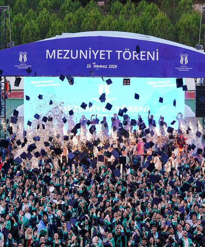 SUBÜ'de coşkulu mezuniyet töreni