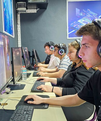 E-spor turnuvasında şampiyonluk mücadelesi verdiler
