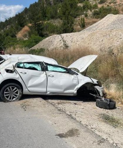 Kontrolden çıkan otomobil su kanalına uçtu