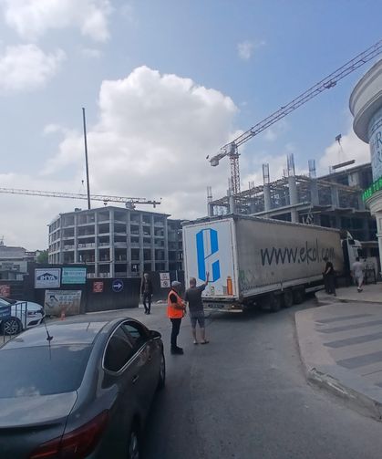 TIR şehir içi trafiği kilitledi!