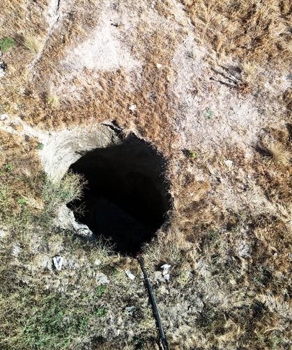 6.1'lik deprem sonrası obruk oluştu
