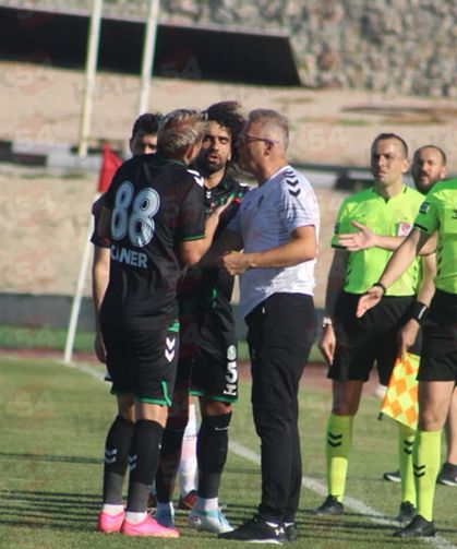 Gol iptal edilince olanlar oldu: Caner Erkin ilk maçında oyundan atıldı