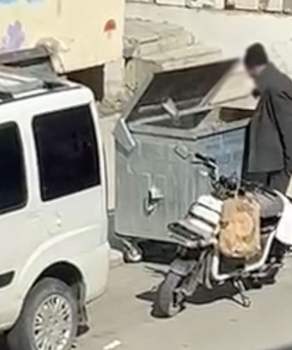 Adapazarı’ndan sonra bu kez Karasu’da! Çöpten yiyecek arayan kişi kameralara yansıdı