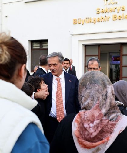 Başkan Alemdar, Büyükşehir önünde vatandaşlarla buluştu