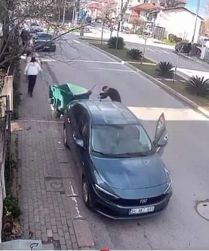 Fırtınanın savurduğu çöp konteyneri park halindeki araca çarptı