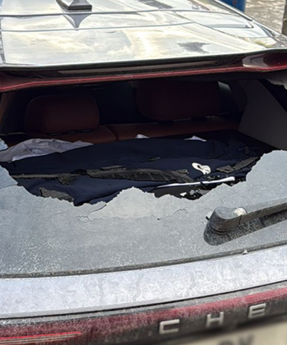 Rüzgarda kopan sıva parçaları cipin camını kırdı