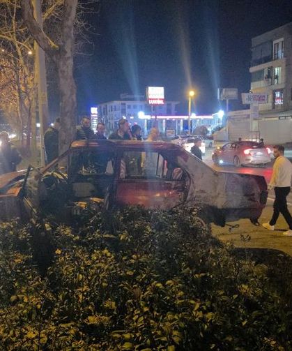 Sakarya plakalı otomobil refüjdeki ağaca çarptı: 1 kişi yaralandı