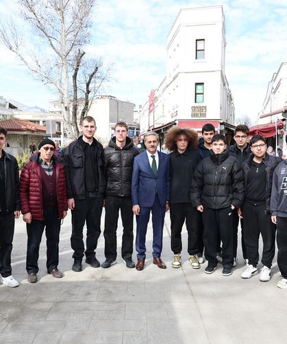 Başkan Alemdar şehir merkezinde vatandaşlarla kucaklaştı, talepleri dinledi, Ramazan ayını tebrik etti