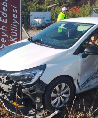 İki otomobil çarpıştı: 3 yaralı