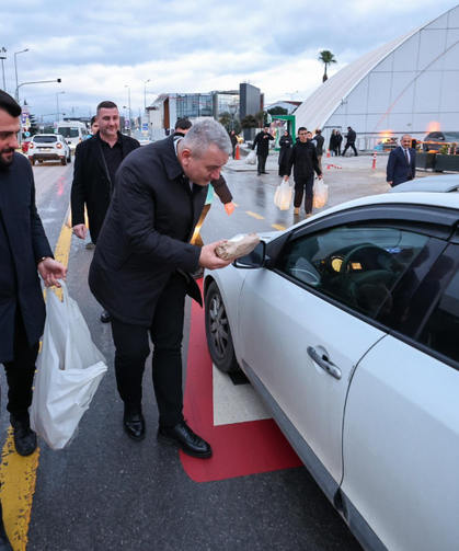İftara yolda yakalananlara iftariyelik dağıtıldı