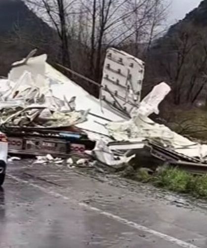 D-650’de et yüklü TIR devrildi: Kilolarca et yola savruldu