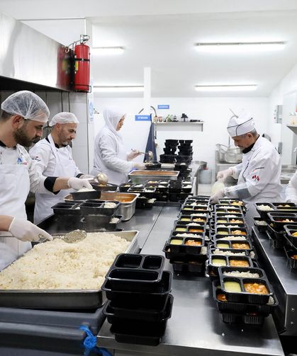 Ramazan'da 90 bin kişilik iftar yemeği Büyükşehir kazanlarında pişiyor