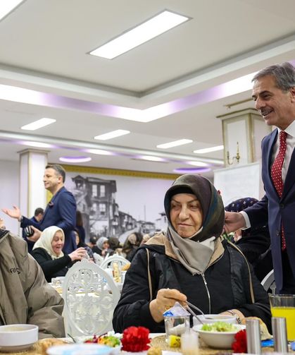 Başkan Alemdar, 65 yaş üstü vatandaşlarla aynı sofradaydı