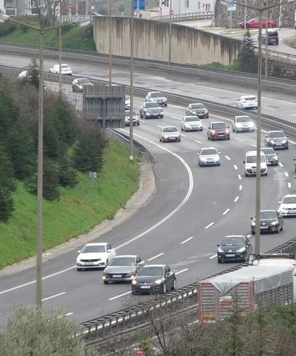Bayram tatili dönüşleri başladı, TEM'de akıcı yoğunluk hakim