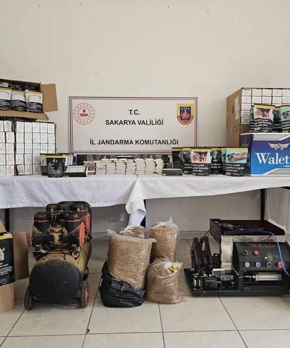 İki ilçede kaçak tütün operasyonu: Binlerce makaron ve yüzlerce kilo tütün ele geçirildi