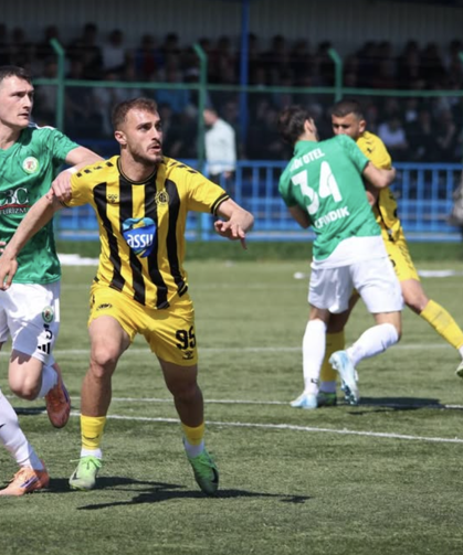 As Akyazıspor, lider Sapancaspor'u 2 golle devirdi!