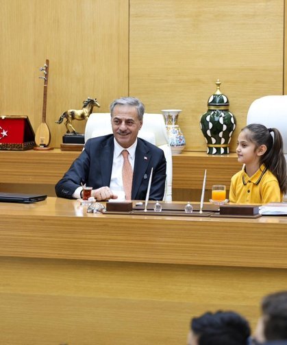 Başkan Alemdar makamını minik öğrenciye devretti
