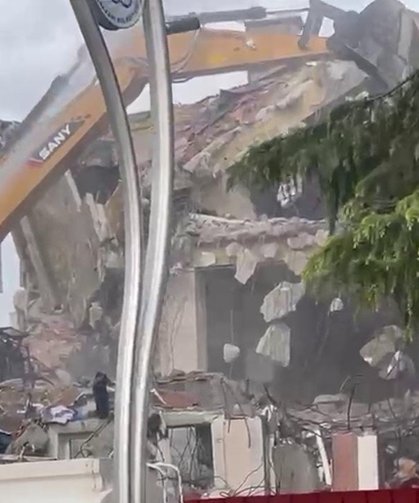 İl Halk Kütüphanesinin yıkımı başladı