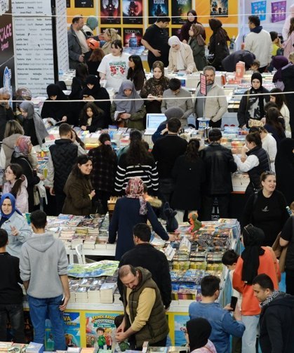 Serdivan Kitap Fuarı yüz binlerce ziyaretçiyi ağırladı