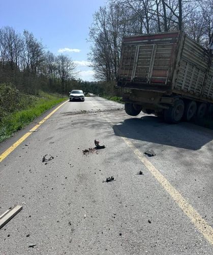 Kaza yapan kamyon sürücüsünün imdadına muhtar yetişti